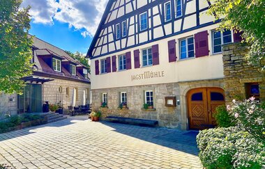 Außenansicht der Jagstmühle mit schönem Fachwerk