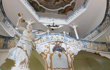 Das barocke Treppenhaus im Kloster Schöntal mit schönen Skulpturen und Fresken
