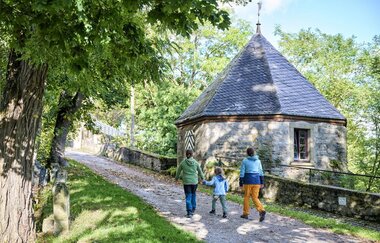 Eine Familie wandert bei der Burg Krautheim.