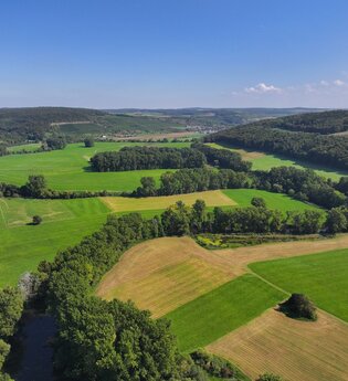Die Jagst schlängelt sich durch die Landschaft