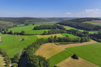 Die Jagst schlängelt sich durch die Landschaft