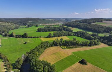 Die Jagst schlängelt sich durch die Landschaft