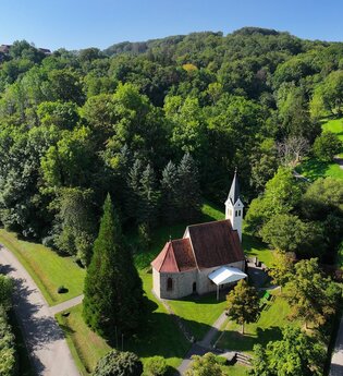 Eine Kapelle mitten im Grünen von einer Drohne aus