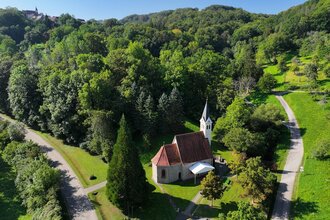 Eine Kapelle mitten im Grünen von einer Drohne aus