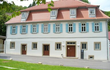 Das herrschafliche Haus beherbergt eine Touristinformation und eine Ausstellung zum Jagsttal