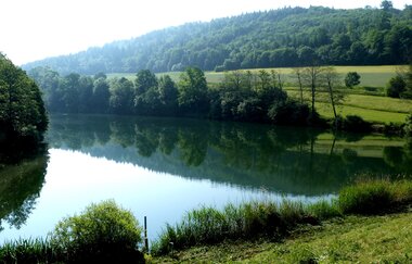 Stausee mit grünen Wiesen