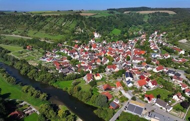 Luftaufnahme von Mulfingen mit Häusern und der Jagst