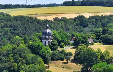 Die Kapelle liegt idyllisch über dem Jagsttal