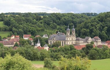 Die Klosteranlage mit Wiesen und Wald