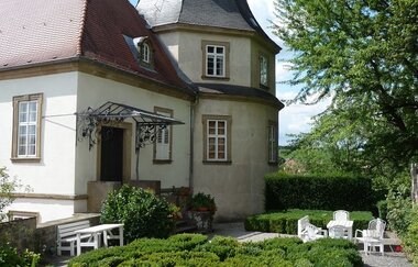 Vor einem Schlossteil gib es eine Buchhecke