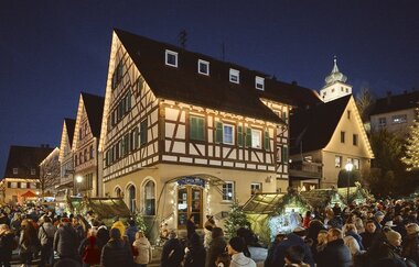 Blick auf den festlich geschmückten Forchtenberger Weihnachtsmarkt in der Altstadt mit Ständen und Besuchern