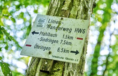 Schild des Limes-Wanderwegs