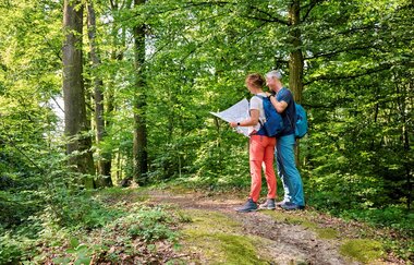 Wanderer orientieren sich mit Wanderkarte